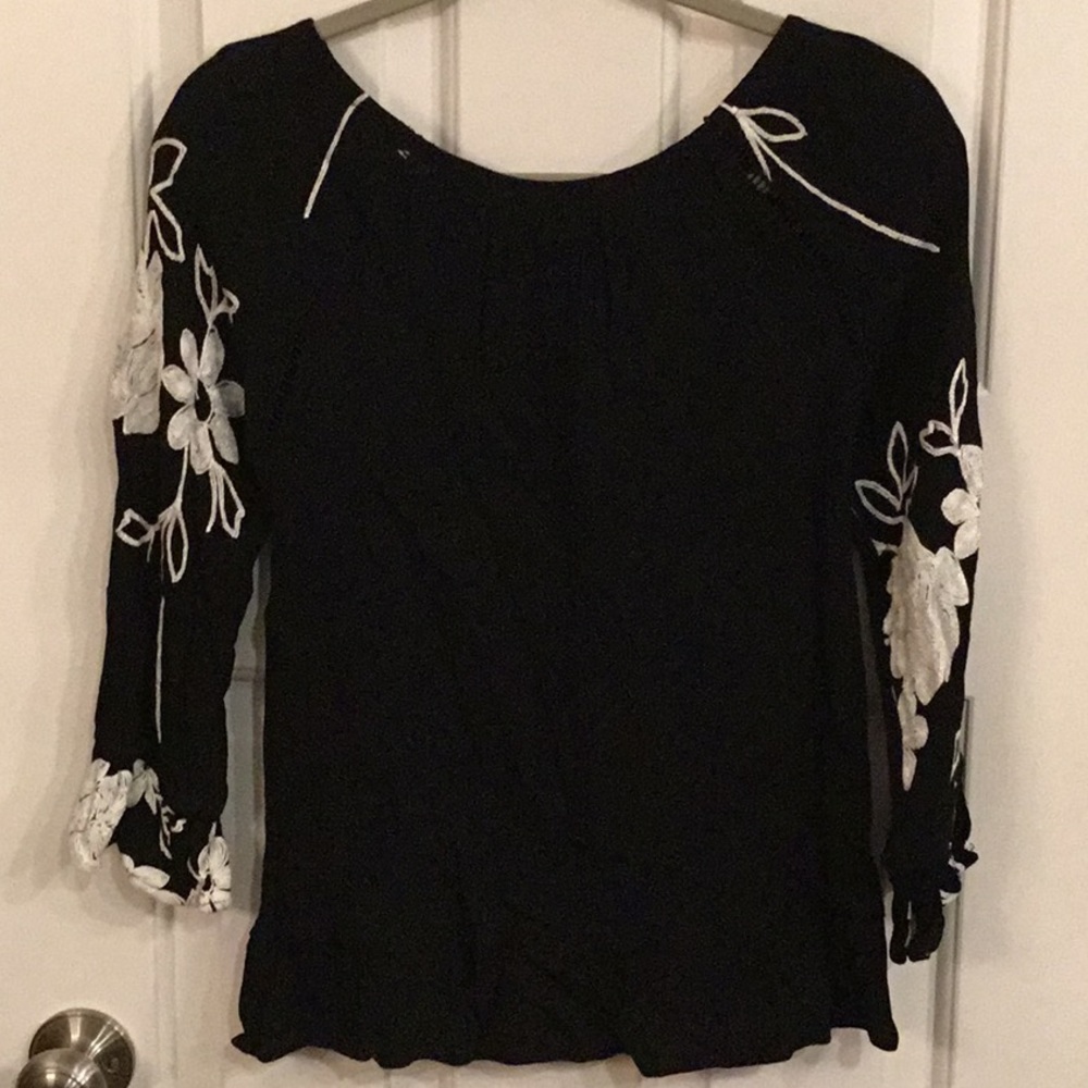 Black top with embroidery - Picture 2 of 2